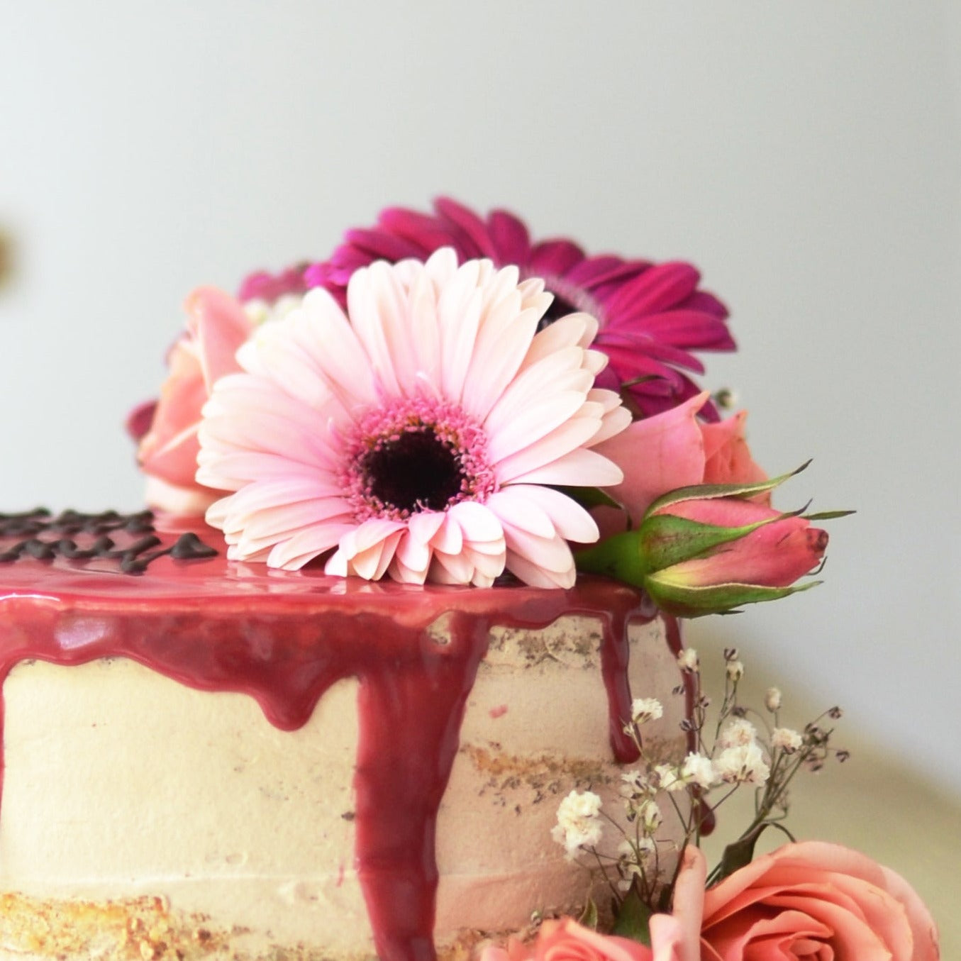 Pastel vegano decorado con flores naturales