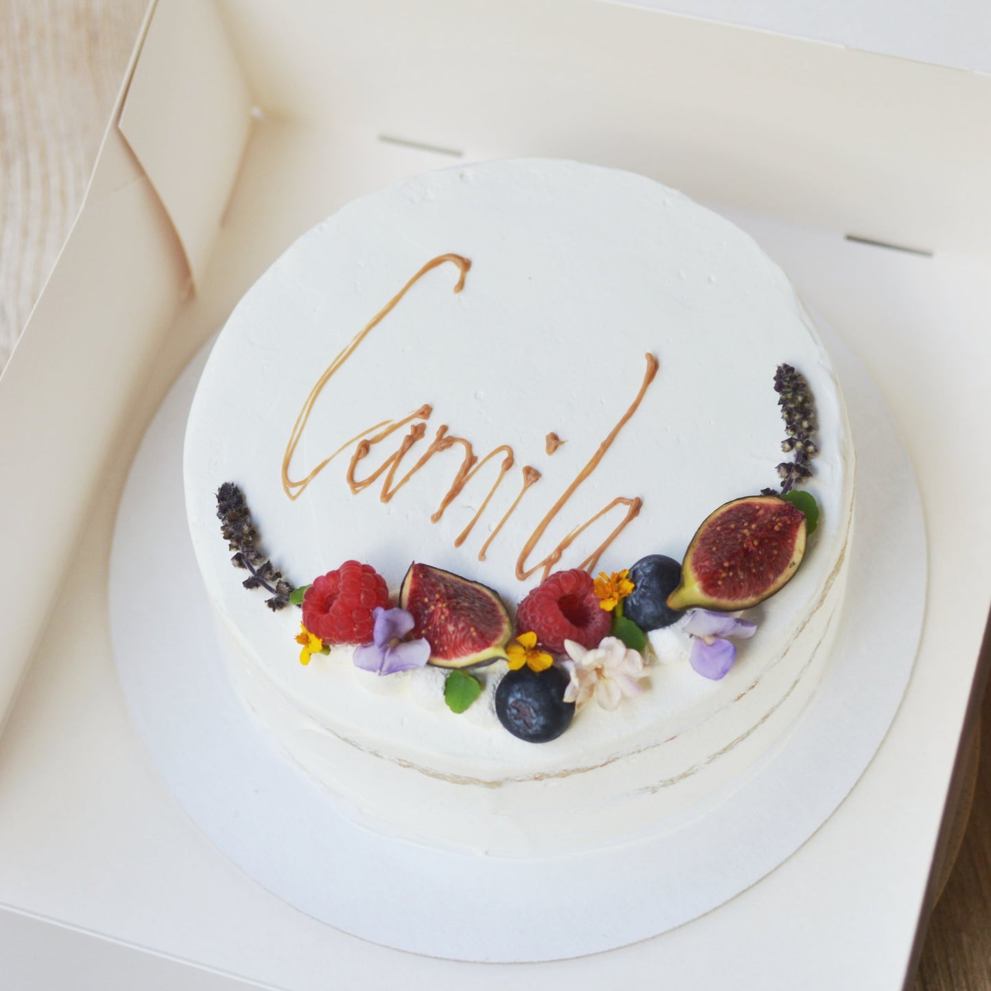 Pastel decorado personalizado elaborado con ingredientes sin gluten y veganos