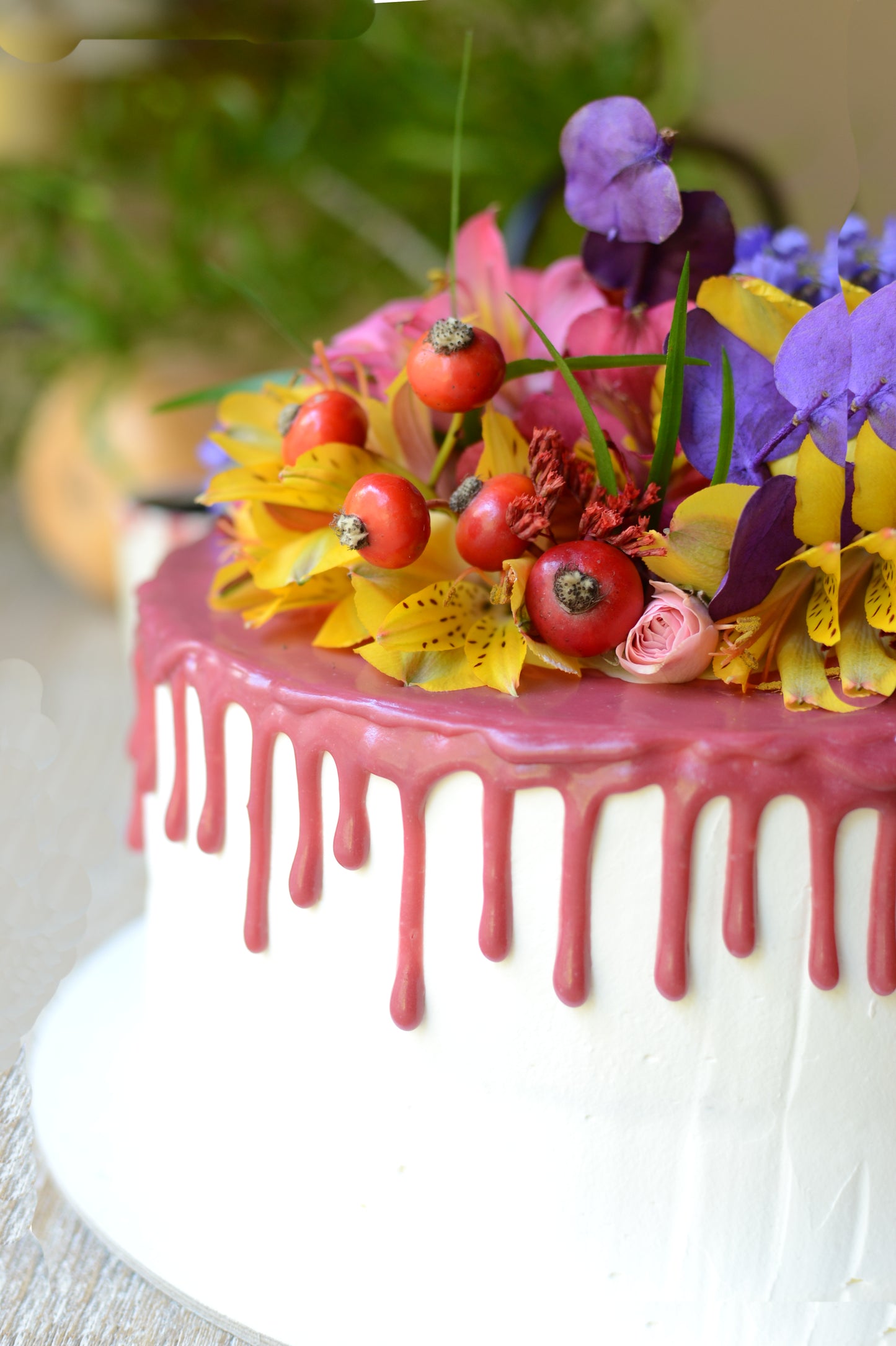 Pastel Naked Vegano y Sin Gluten decorado con flores naturales.