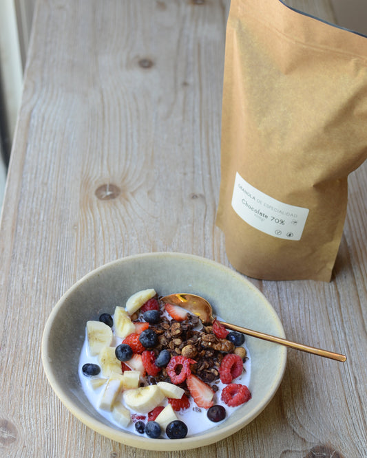 Envase de granola y un bowl de sugerencia de presentacion de granola  sin gluten y vegana acompañada de frutas y yogurt