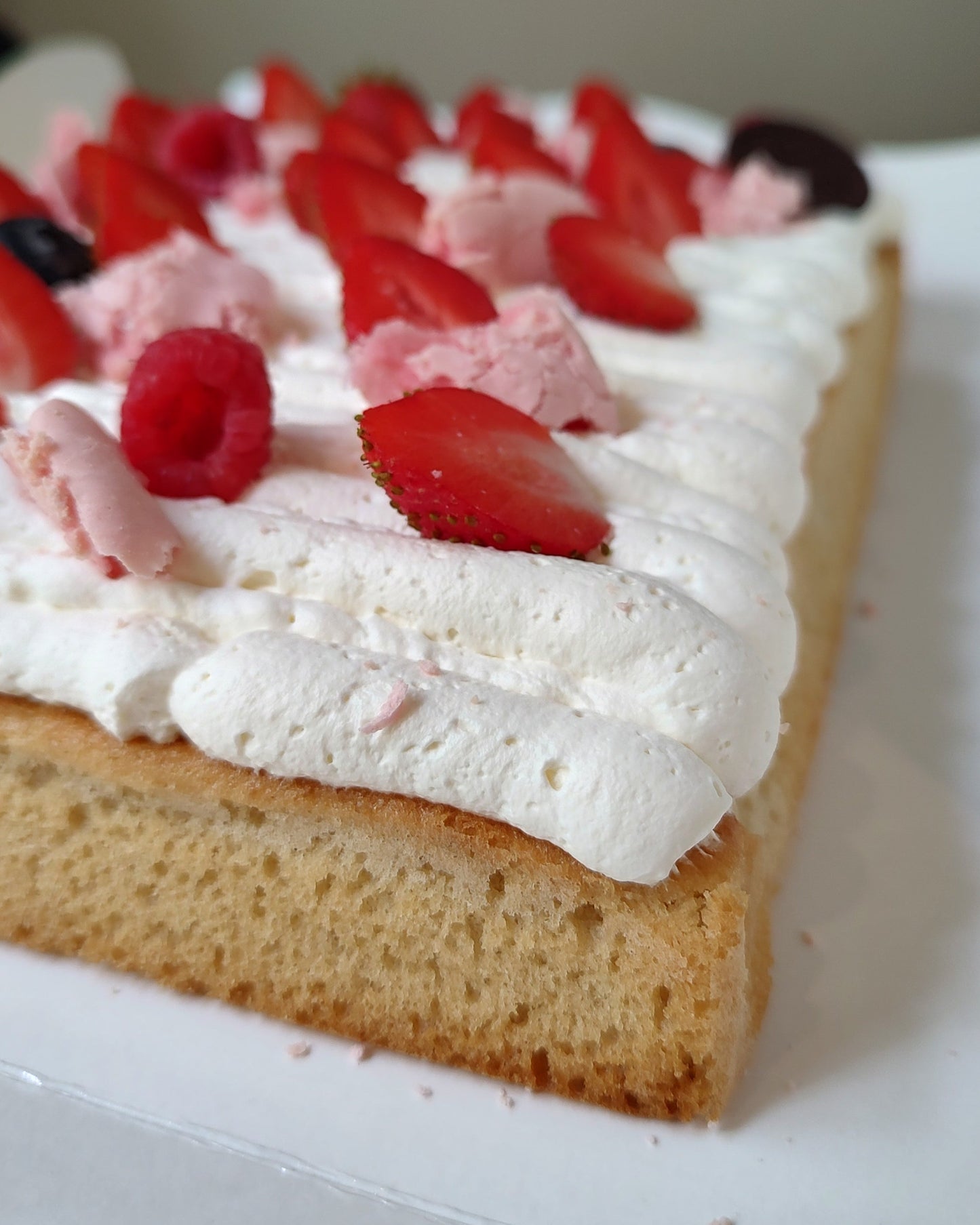 Pastel de vainilla y almendra sin gluten y vegano con decoracion para cumpleaños.