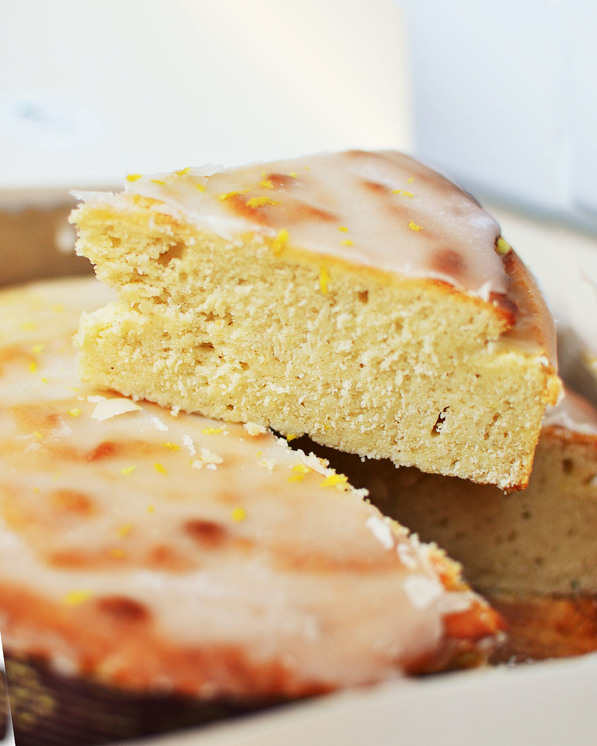 Porción de pastel de limón sin gluten y vegano
