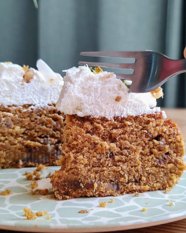 Porción de Carrot Cake vegano y sin gluten.