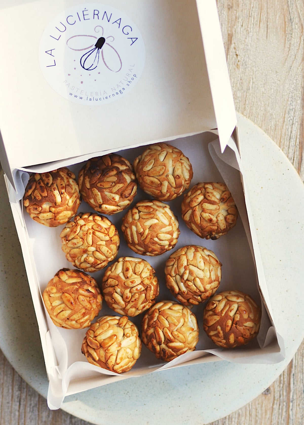 Cajita con 12 unidades de panellets veganos y sin gluten de piñones.