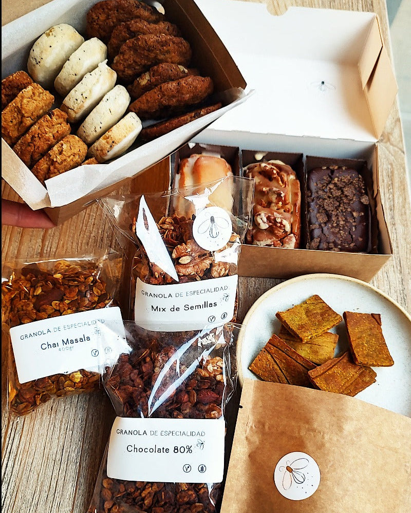 Cesta con pastelería vegana y sin gluten surtida en cajita para envío a domicilio.