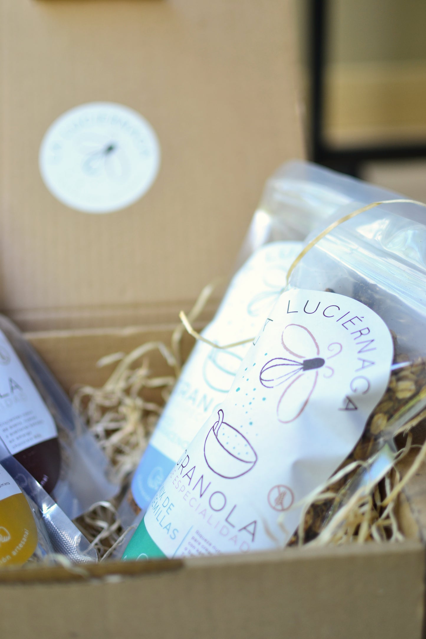 Caja de regalo con paquetes de granola sin gluten y vegana.