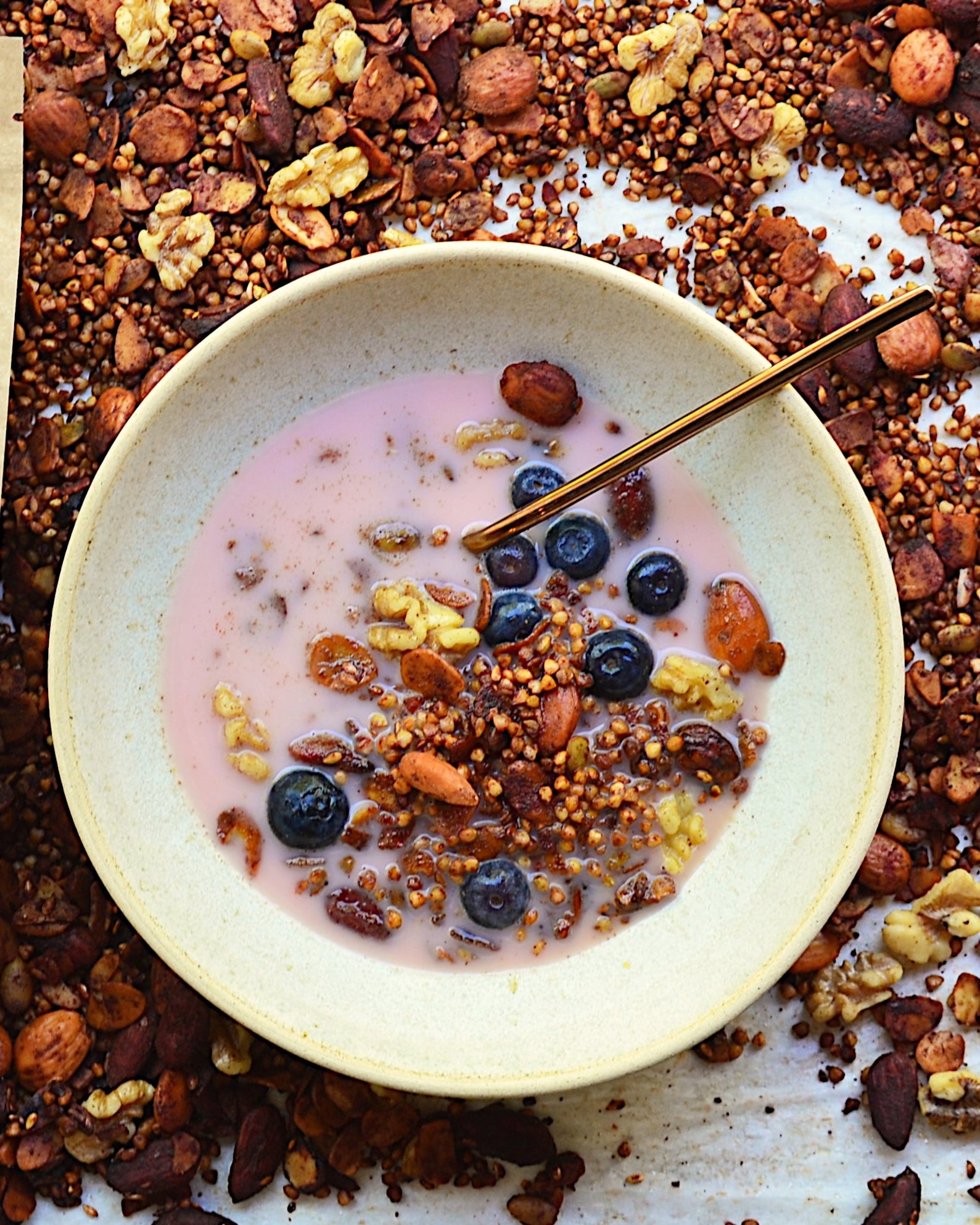 Bowl con granola de trigo sarraceno sin gluten