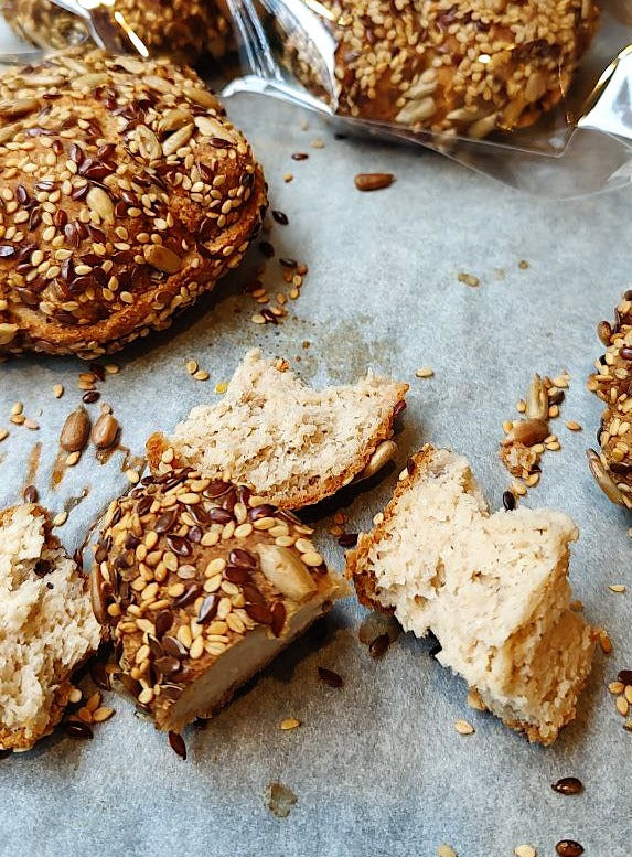 Panes bajo en carbohidratos y alto en proteinas sin gluten y vegano elaborado con harina de almendras.