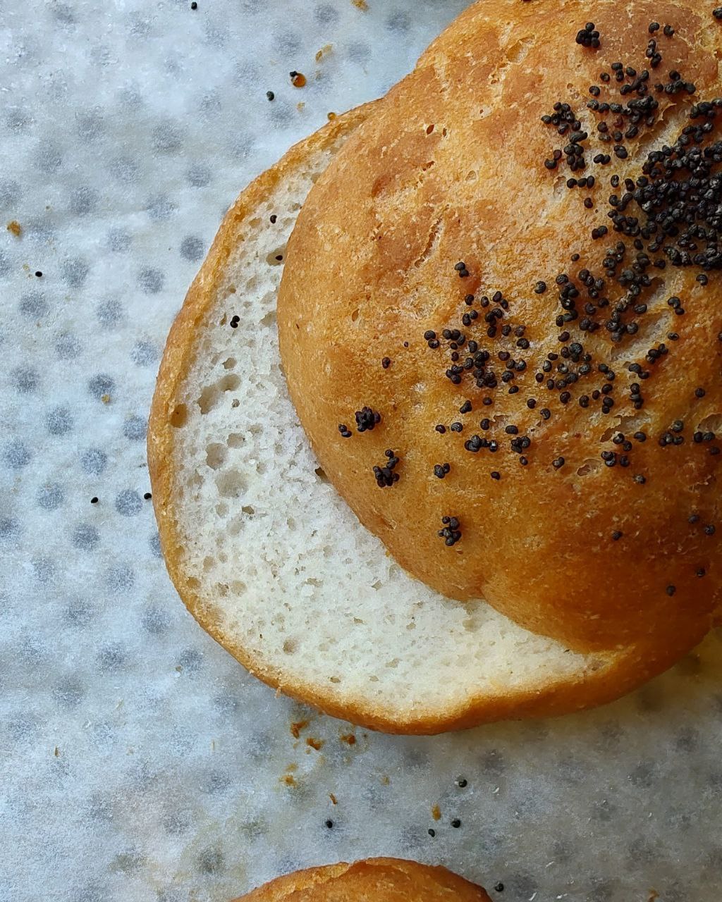 Pan para bocadillos sin gluten cortado al medio de miga suave y corteza fina y crujiente