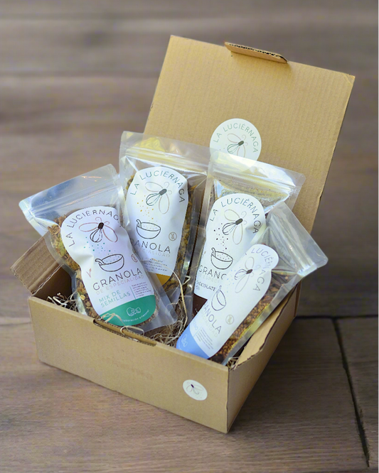 Caja de regalo con paquetes de granola sin gluten y vegana.