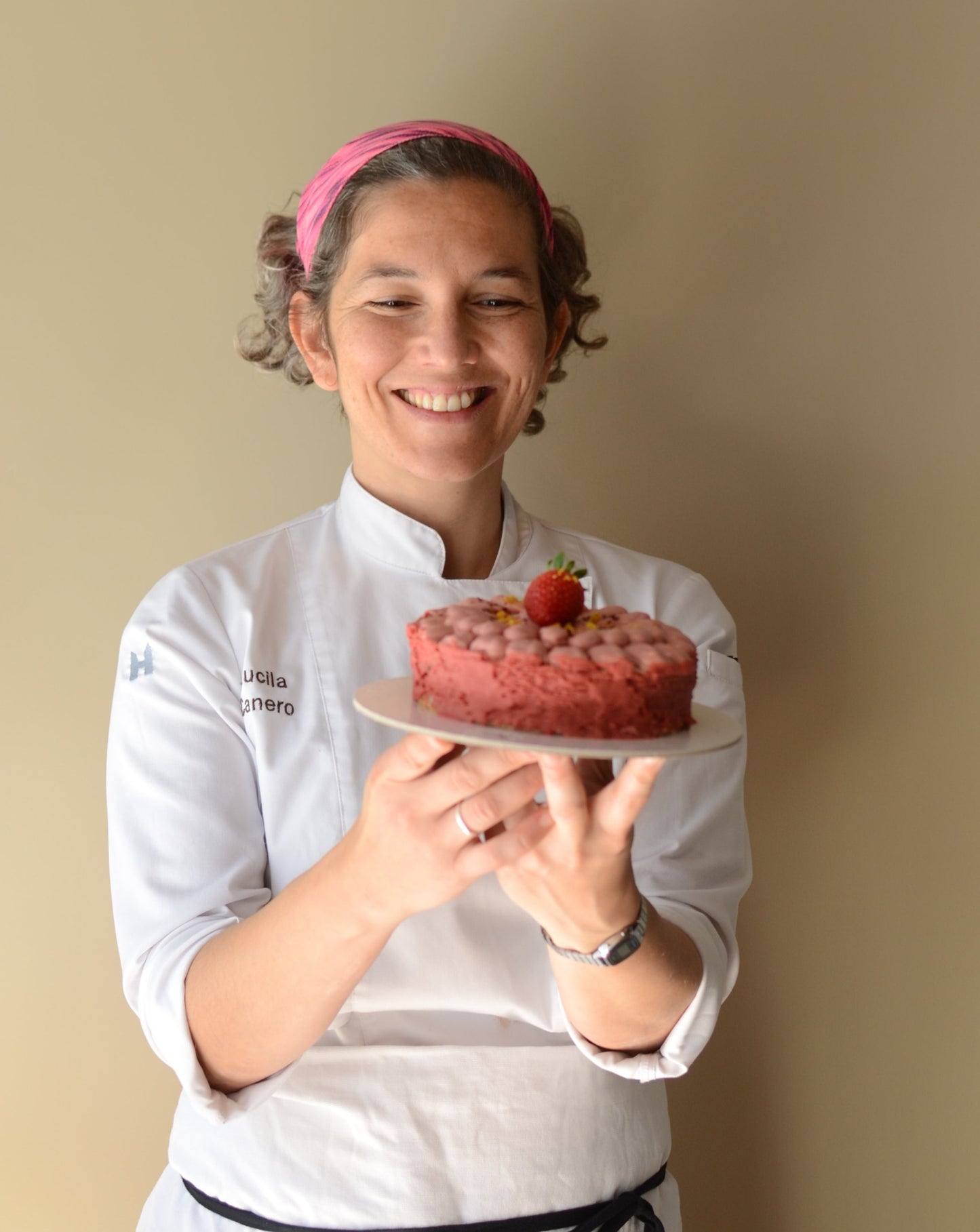 Pastelera Lucila Canero sosteniendo el pastel vegano y sin gluten especial para el día de la madre.