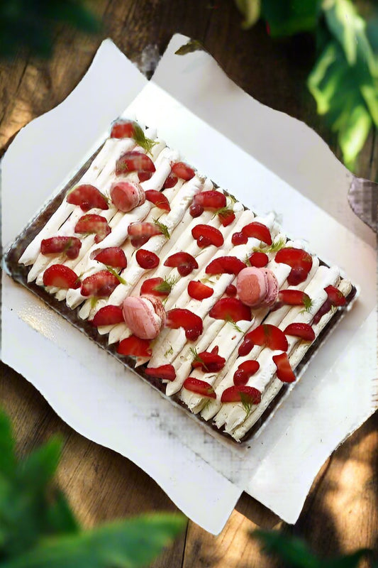 Bizcocho de cacao sin gluten y vegano con decorado para patel de cumpleaños
