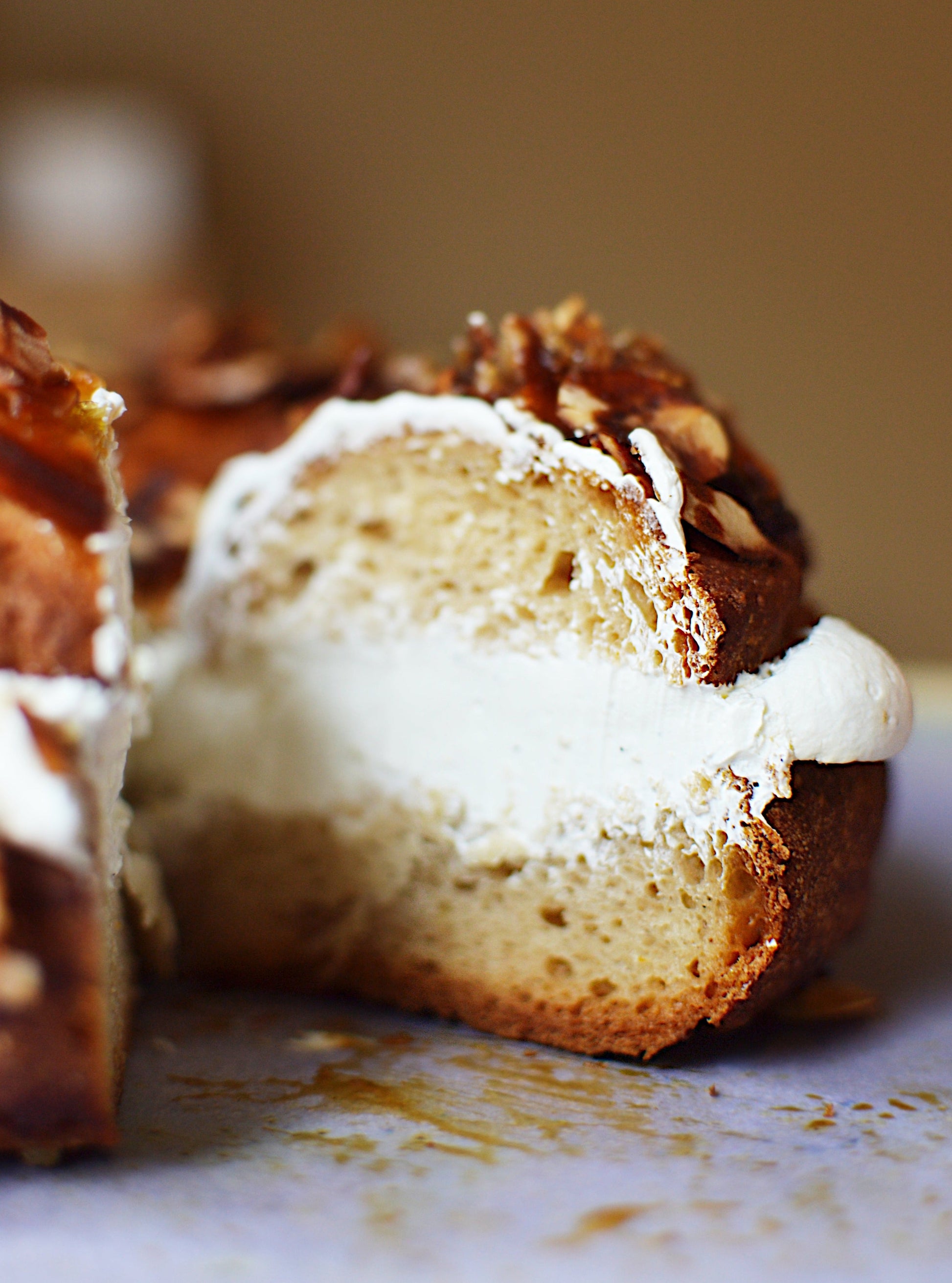 Roscón relleno con nata vegano y sin gluten, sin huevo, sin proteína de leche.