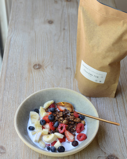 Envase de granola y un bowl de sugerencia de presentacion de granola  sin gluten y vegana acompañada de frutas y yogurt