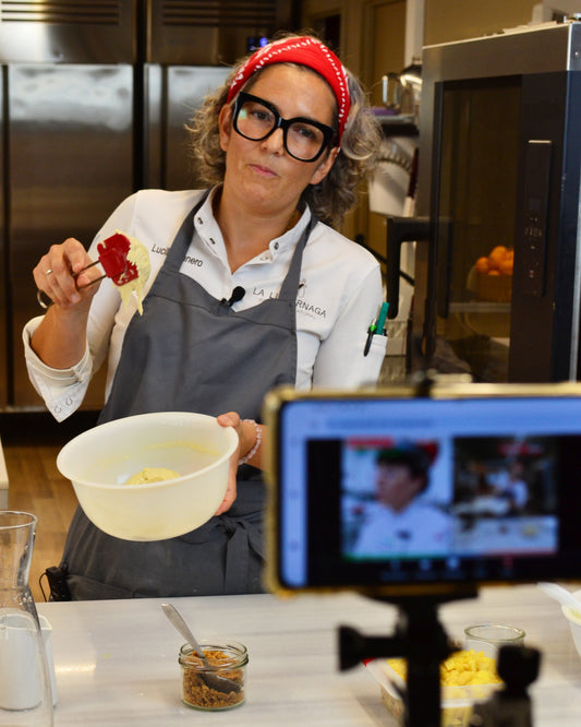 Lucila Canero impartiendo un curso online de pastelería vegana y sin gluten.