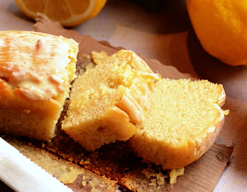 Plumcake de limón que se obtiene a partir del preparado de harinas sin gluten y con una receta vegana con ingredientes de origen vegetal.