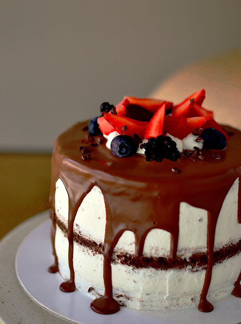 Pastel de chocolate y frutos del bosque sin gluten y sin proteína de leche y vegano.