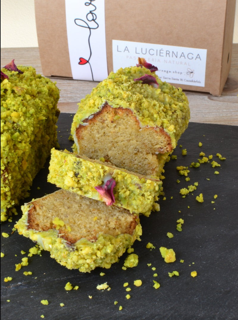 Pastel individual de pistacho, dragon cake, sin gluten y vegano.