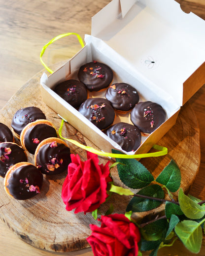 Caja con 6 alfajores veganos y sin gluten.