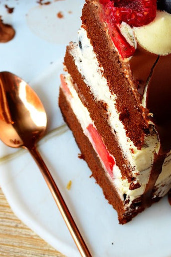 Pastel vegano de chocolate sin gluten con frutos rojos