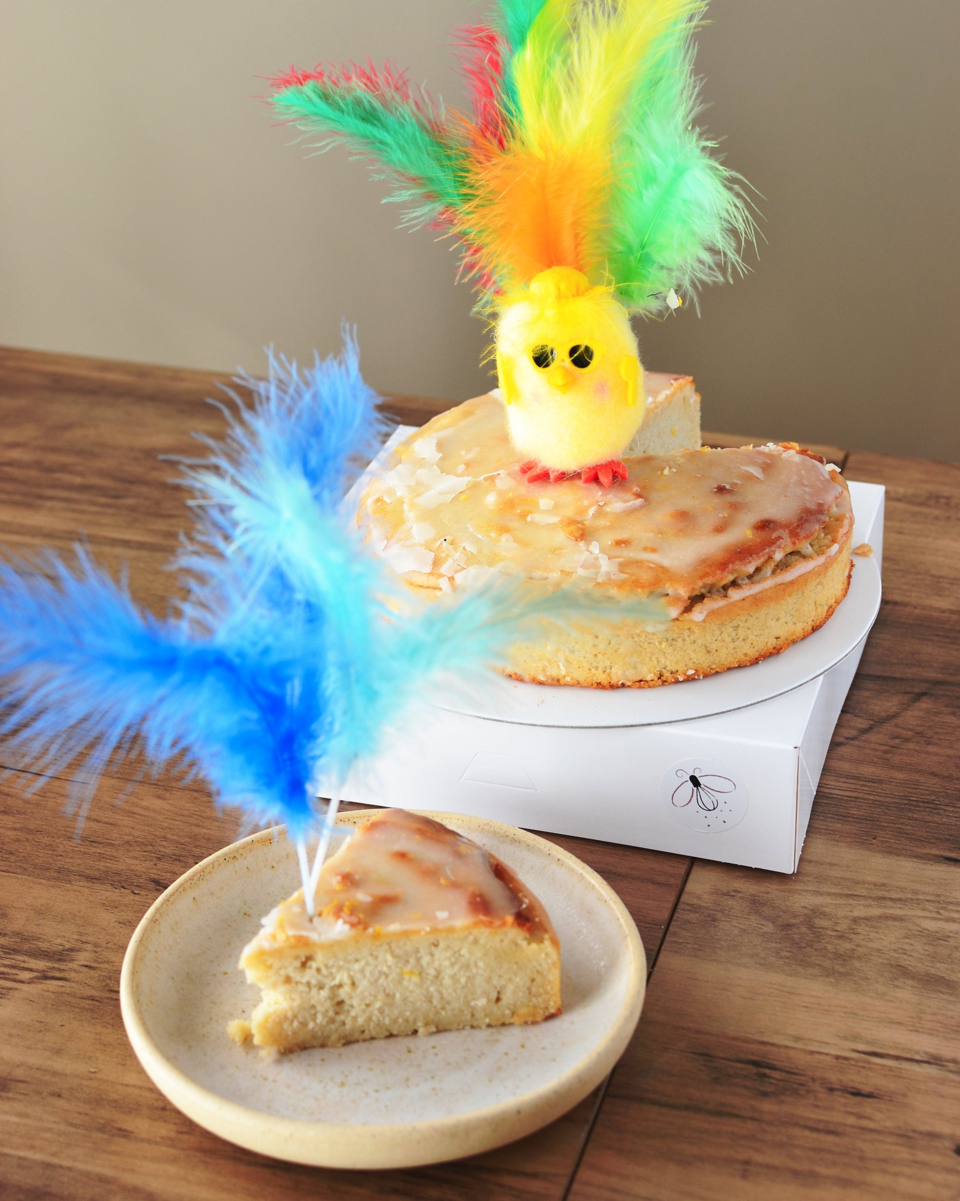 Porción de pastel de Mona de pascua sabor limón sin gluten y vegana