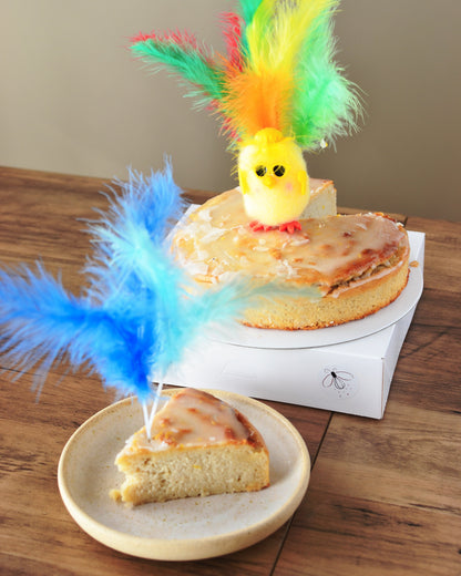 Porción de pastel de Mona de pascua sabor limón sin gluten y vegana