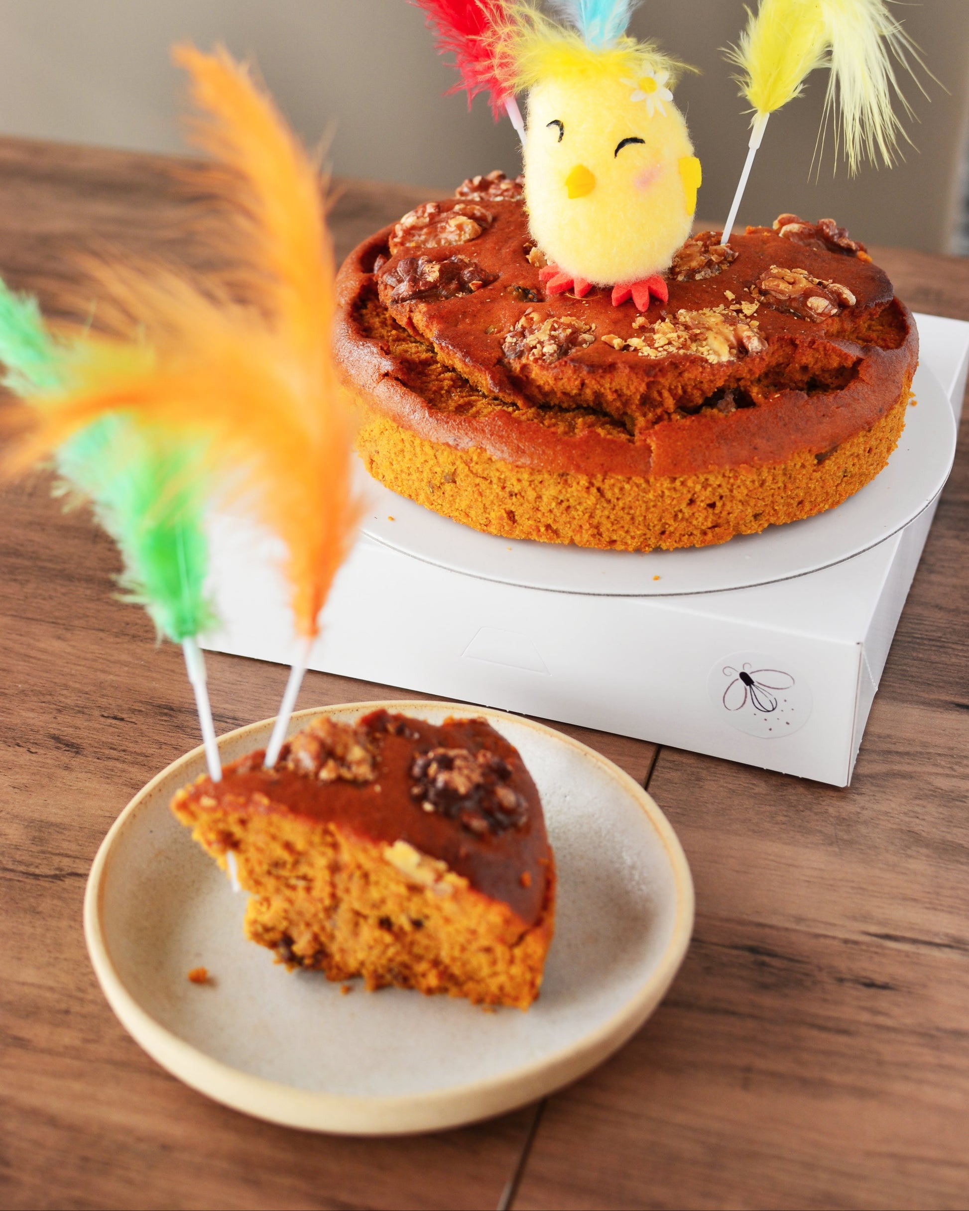 porción de mona de pascua de pastel sin gluten sabor carrot cake