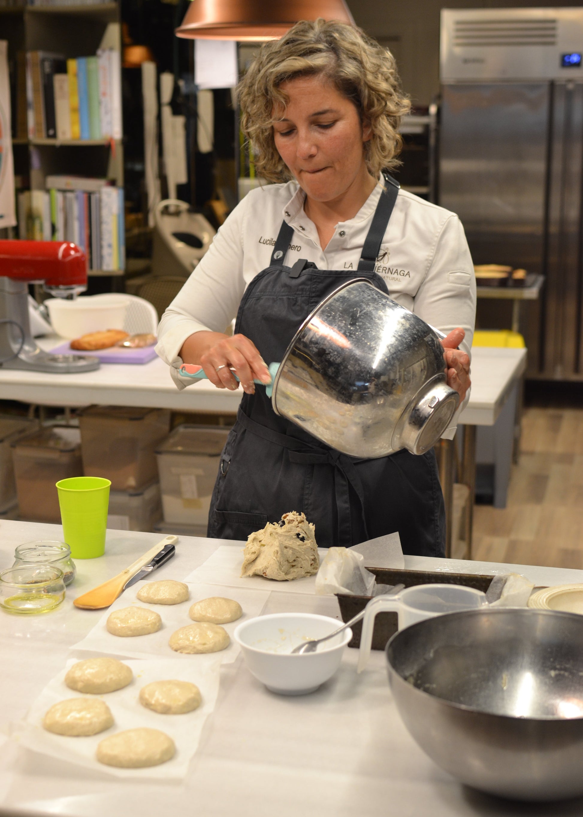 Lucila Canero durante el curso online de cocas saladas sin gluten y veganas.