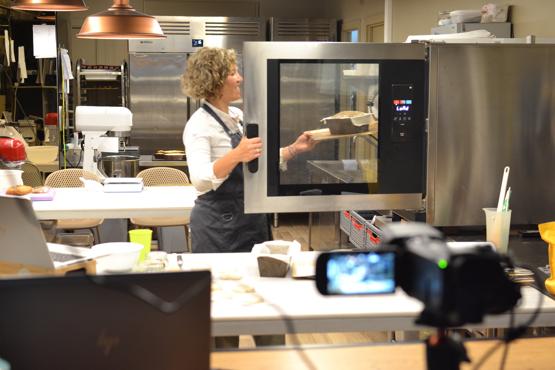 Lucila Canero durante el curso online de cocas saladas sin gluten y veganas.