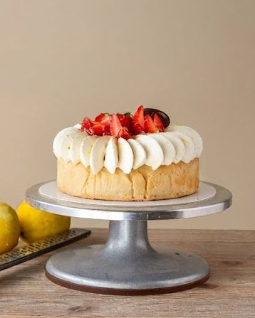 Pastel sin gluten y vegano sabor limon decorado con fresas.