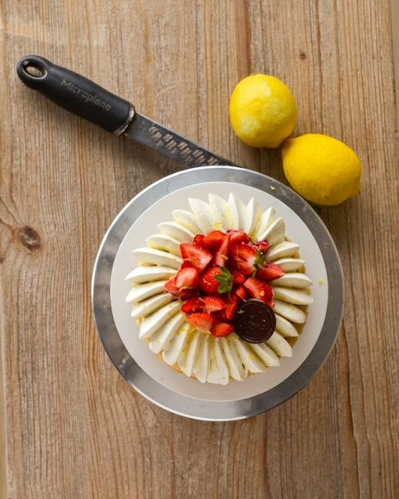 Pastel de limón de verano decorado con fresas.