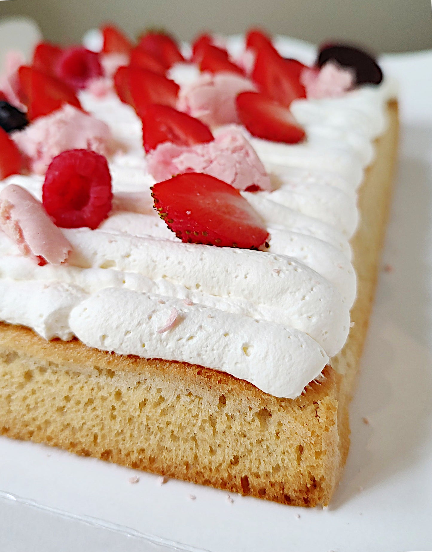 Pastel de vainilla y almendra sin gluten y vegano con decoracion para cumpleaños.