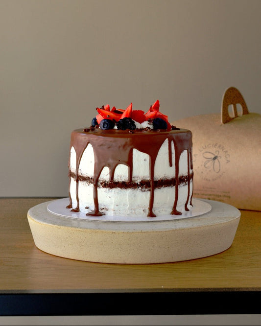 Pastel sin gluten y vegano de chocolate con fresas y frutos del bosque.