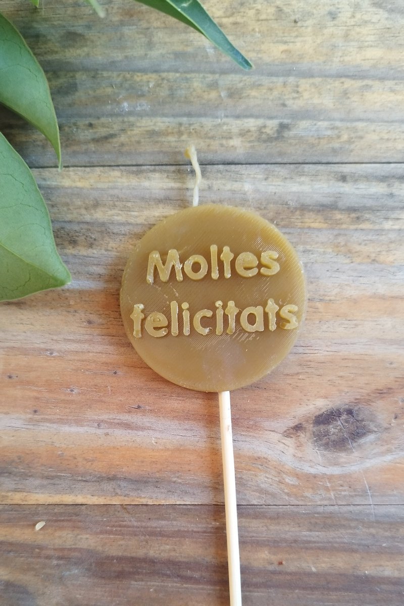 Vela con texto moltes felicitats