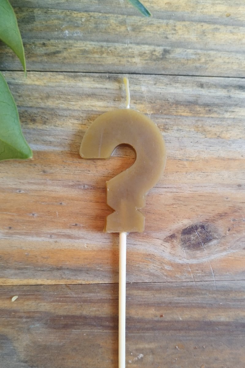Vela con forma de signo de pregunta