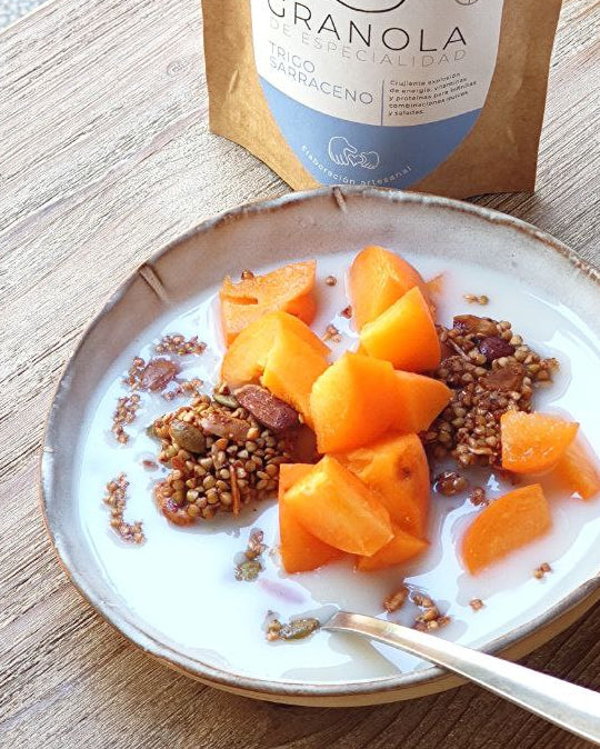 Bowl de granola de trigo sarraceno sin gluten y vegana