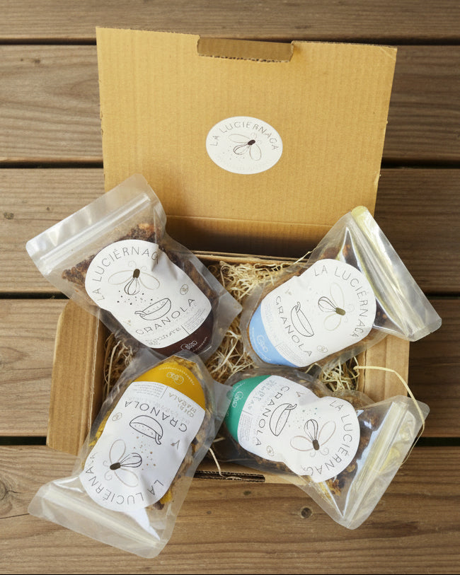 cajita con paquetes de granola sin gluten y veganas