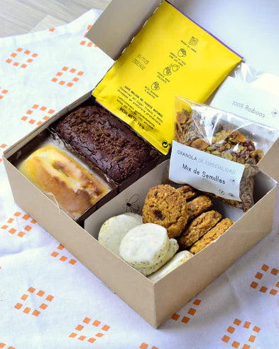 Cajita con pastelería sin gluten, sin leche y sin huevo apta para celíacos y veganos.