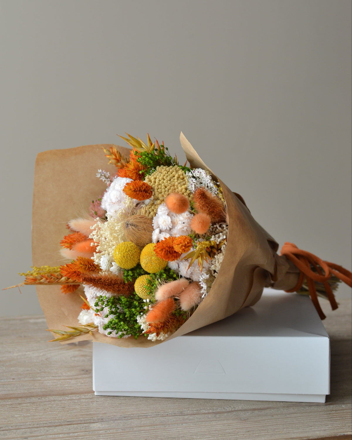 Ramo de flores disecadas para enviar como regalo.