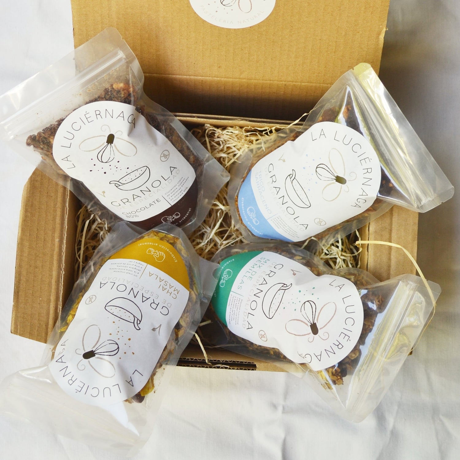 Caja de regalo con paquetes de granola sin gluten y vegana.