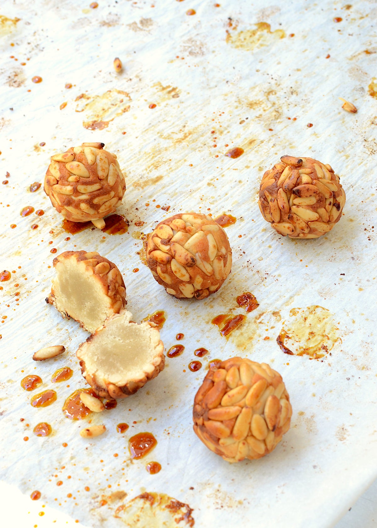 Panellet de piñón sin gluten y vegano cortado al medio para apreciar su interior.
