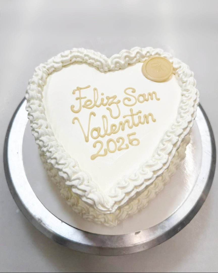 Pastel sin gluten y vegano con forma de corazón.
