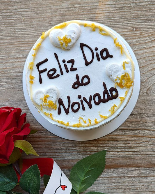 Pastel con escrito personalizado de limón y nata.