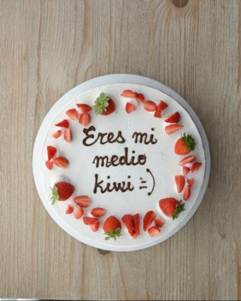 pastel con nata y fresas y escrito personalizado