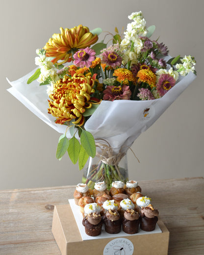 Regalo con flores y pastelería sin gluten y vegana.