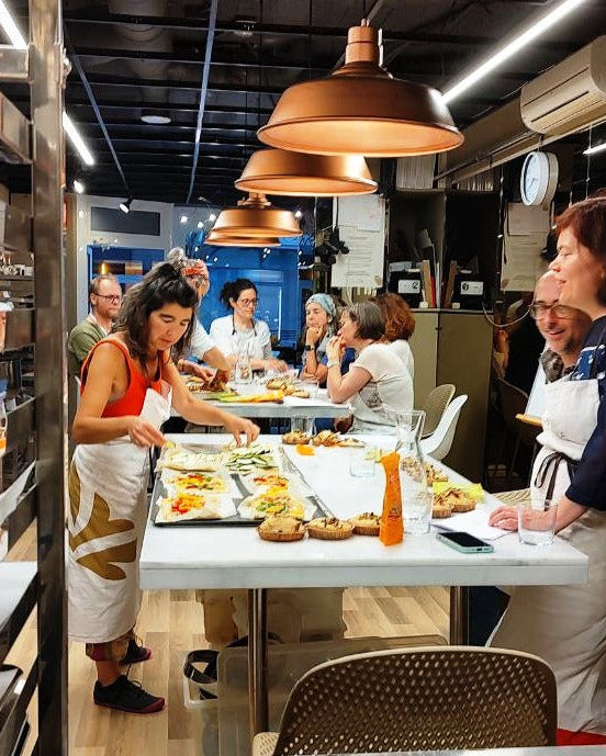 Alumnos durante un taller presencial de pastelería sin gluten y vegana.