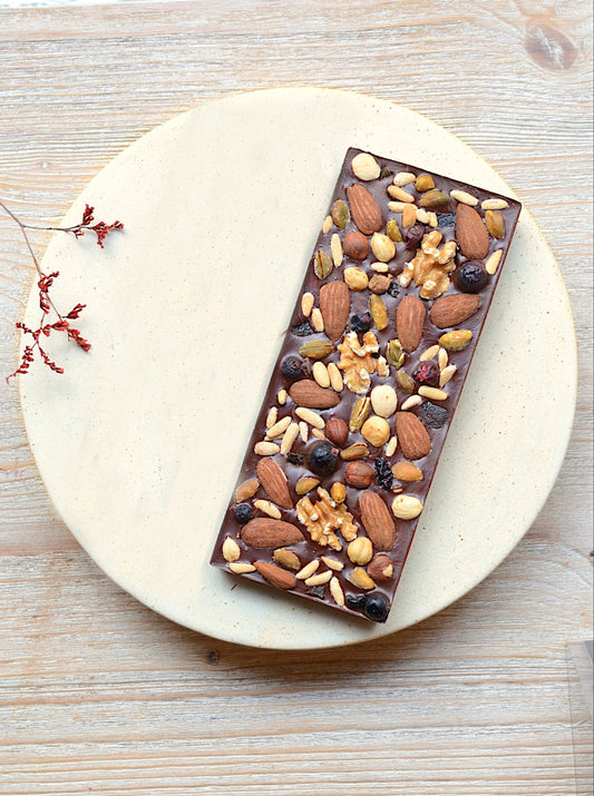 Turrón vegano con chocolate y frutos secos