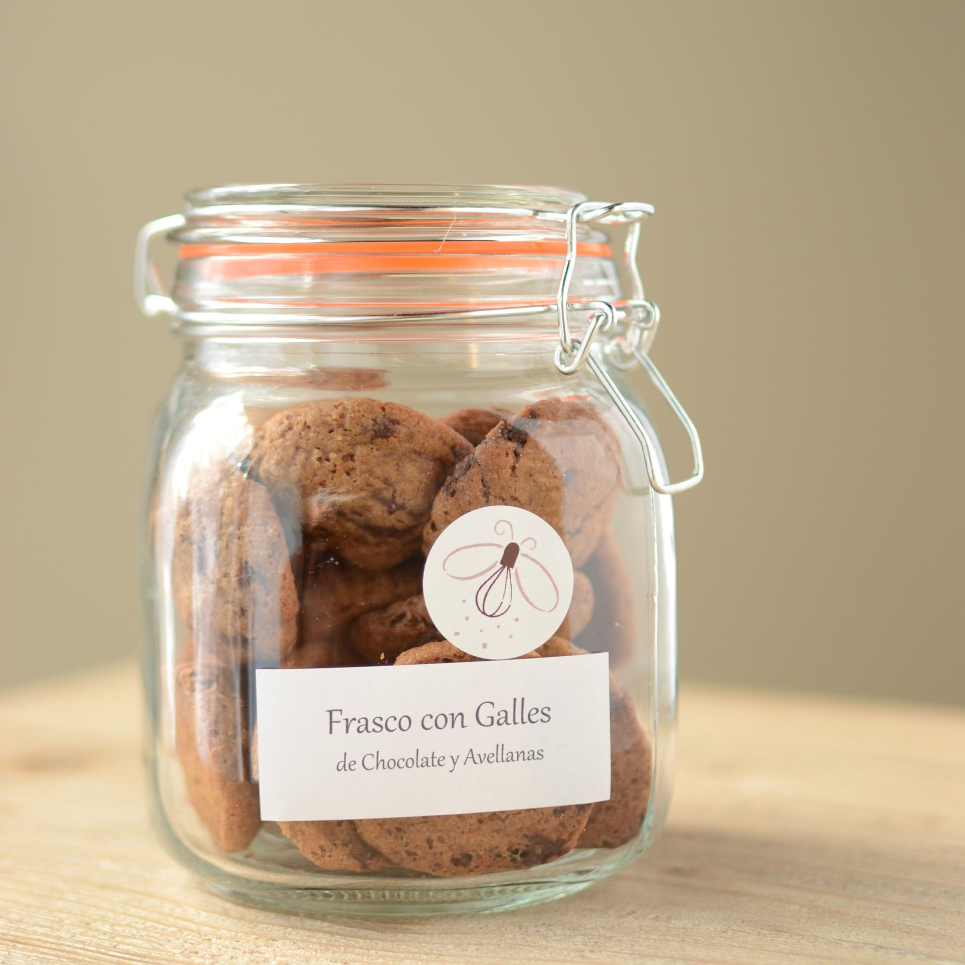 Frasco de galletas veganas y sin gluten de sabor chocolate y avellanas. Ideal como regalo con envío a toda cataluña y península de españa.