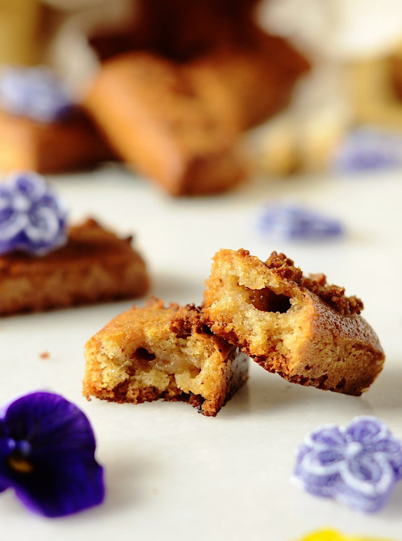 Regalo vegano y sin gluten para el día de la mujer. Cajita con Financiers de Violeta SIn GLuten y Veganos conmemorando el día Internacional de la mujer.