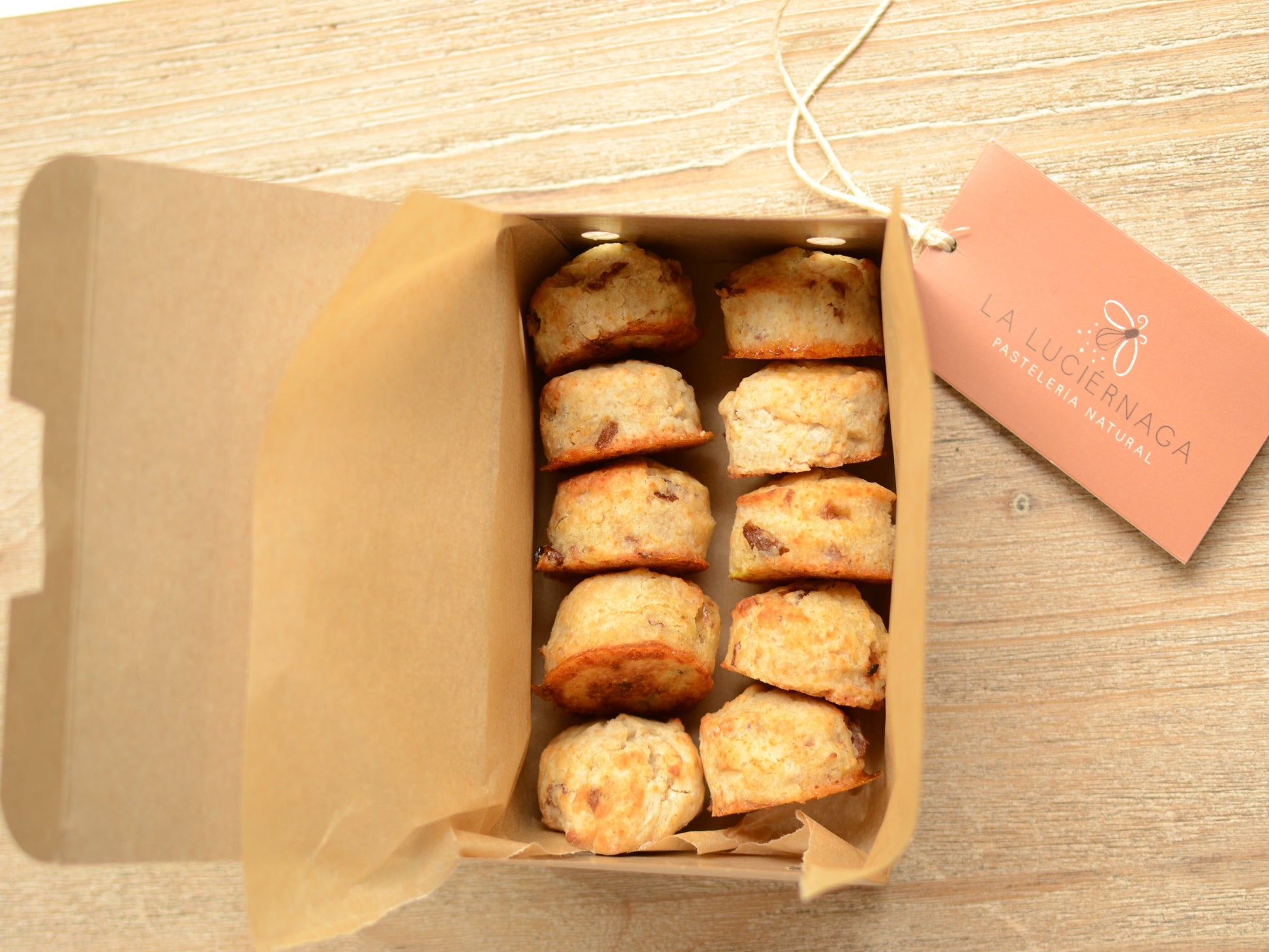 Caja con 10 scones mini.